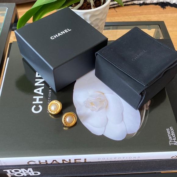 Chanel Vintage Clip On Earrings - Picture 7 of 7